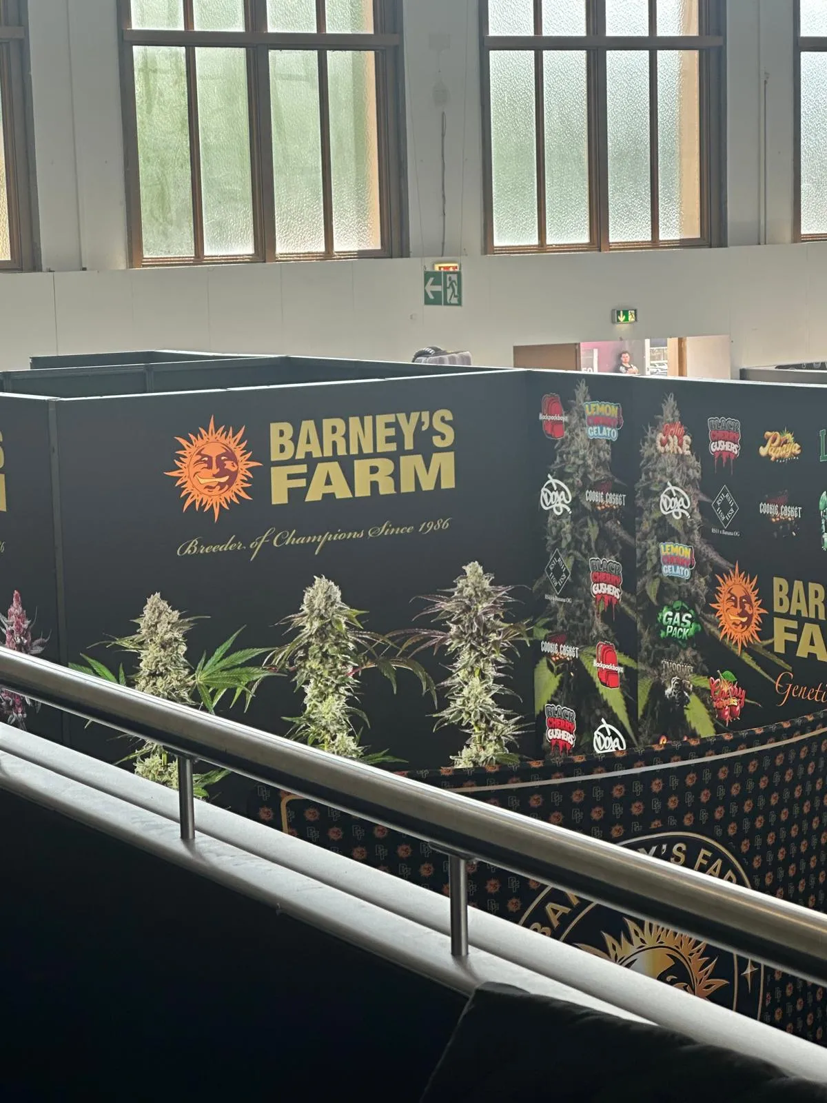 Stand du breeder Barney's Farm avec présentation de plants cannabis à Mary Jane Berlin 2026