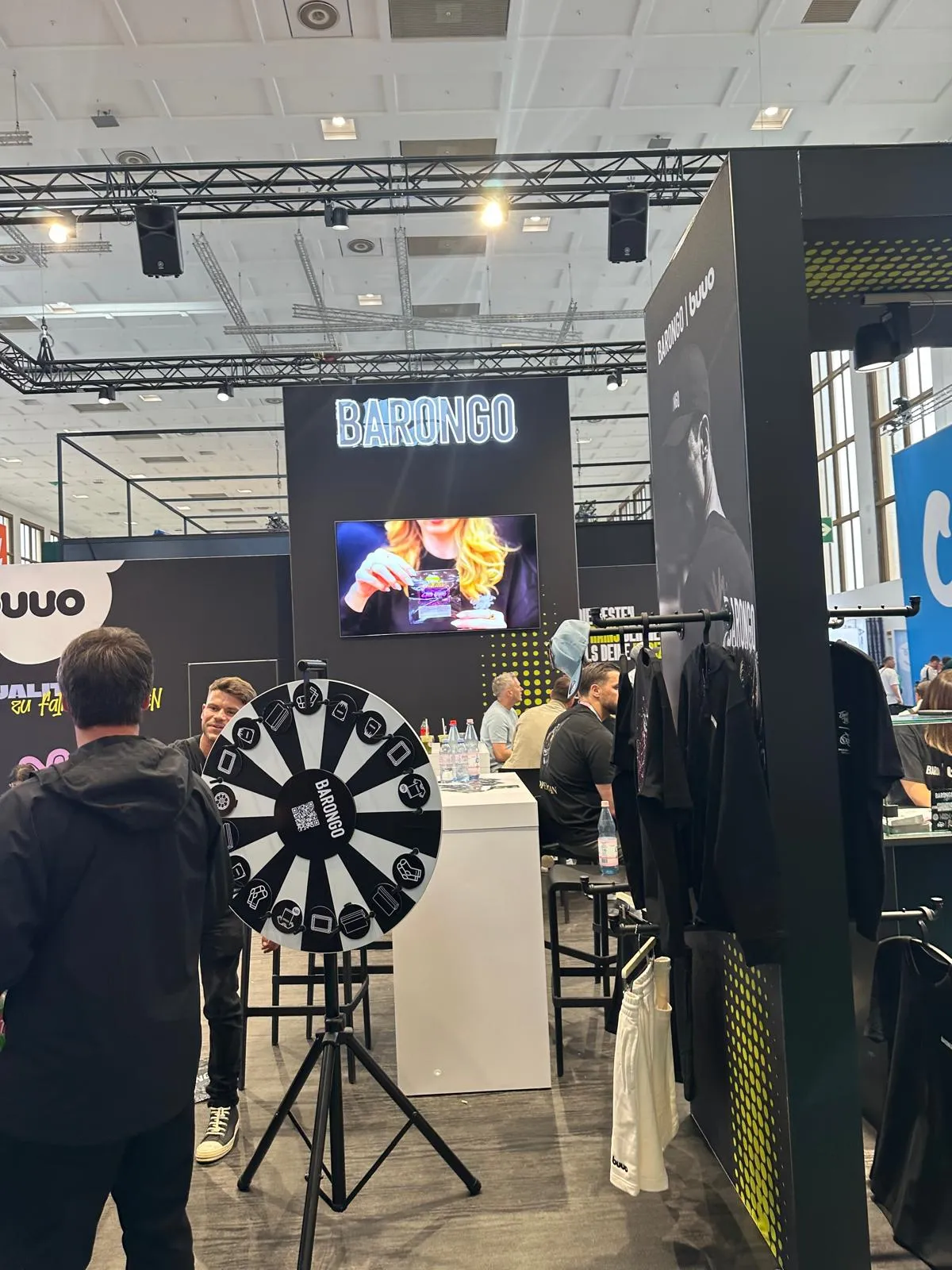 Stand Barongo avec roue de la fortune et merchandising à Mary Jane Berlin 2026