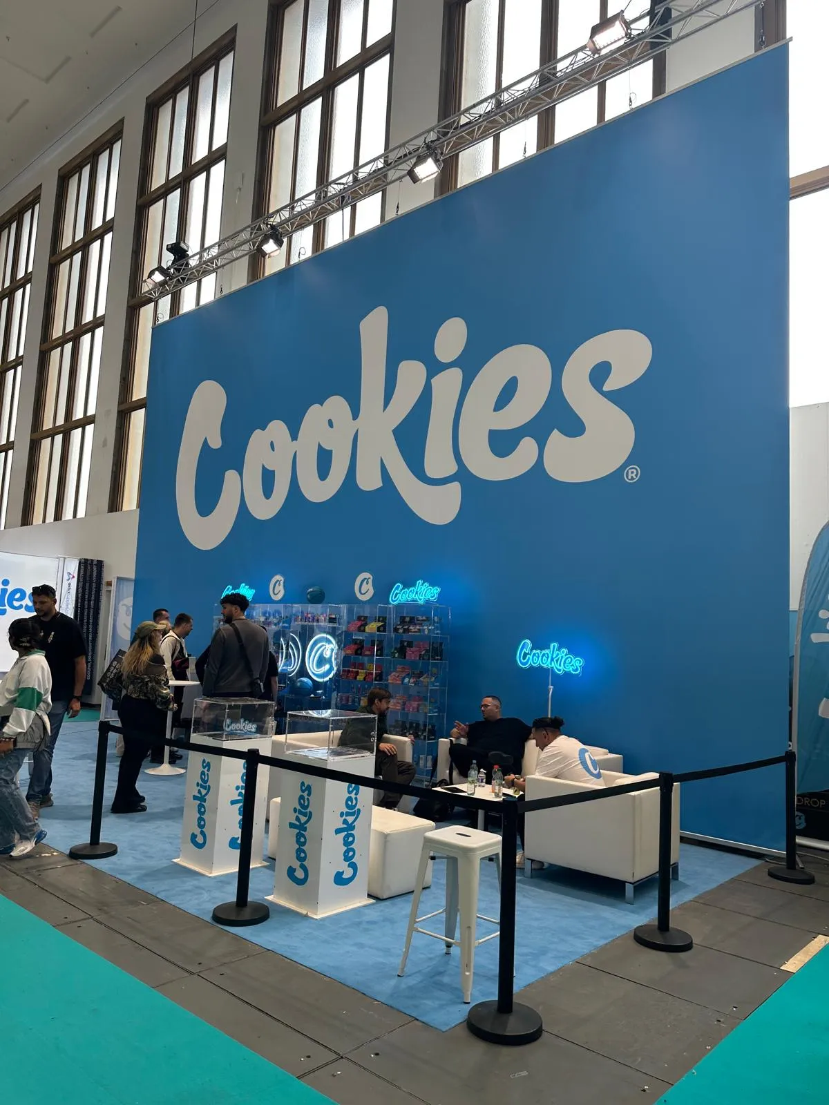 Stand Cookies avec grand mur bleu et lounge à Mary Jane Berlin 2026