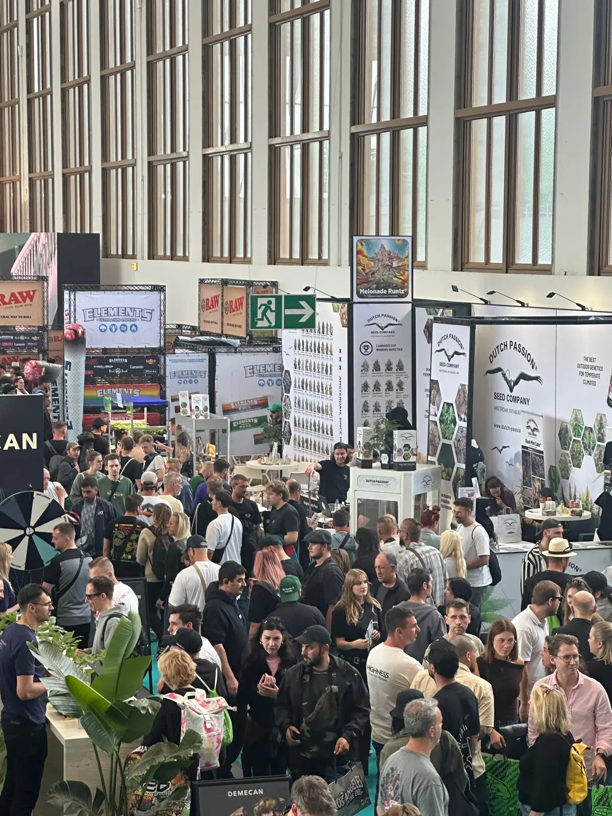 Hall d'exposition rempli de stands de marques cannabis à Mary Jane Berlin 2026