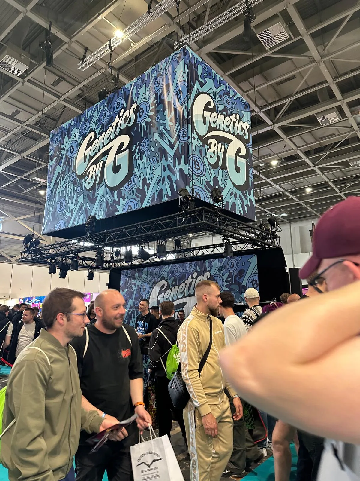 Stand Genetics by G avec grand cube LED et public à Mary Jane Berlin 2026