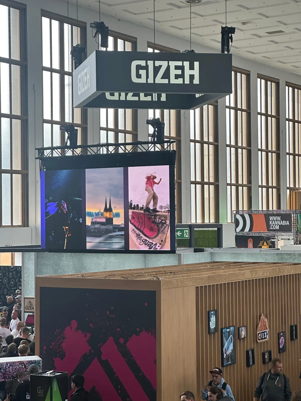 Stand GIZEH avec écrans LED géants à Mary Jane Berlin 2026