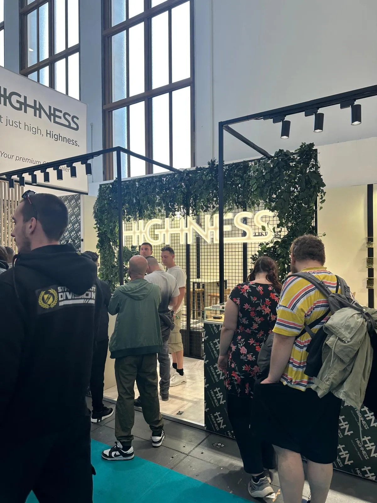 Entrée du stand Highness avec arche végétale à Mary Jane Berlin 2026