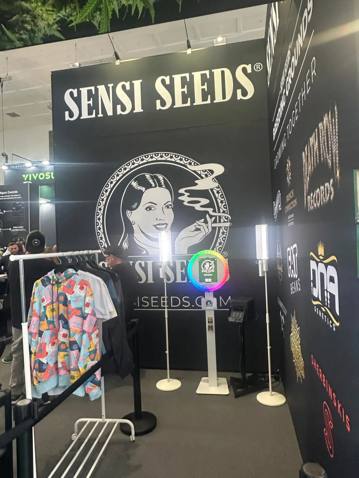Stand Sensi Seeds avec branding DNA Genetics et Sherbinskis à Mary Jane Berlin 2026