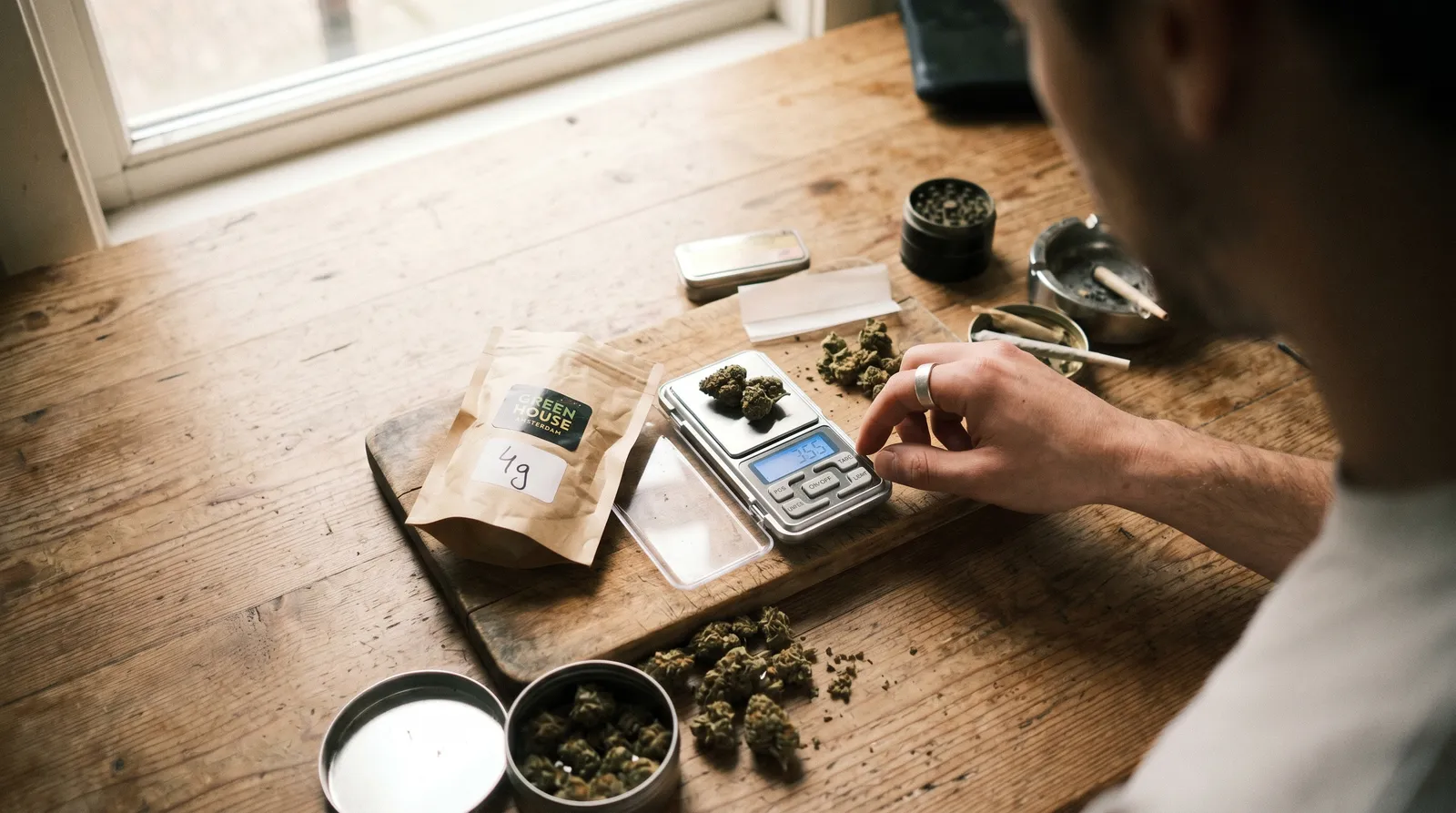 AZARIUS · Pourquoi l'Europe pèse le cannabis au gramme (et pas les États-Unis)